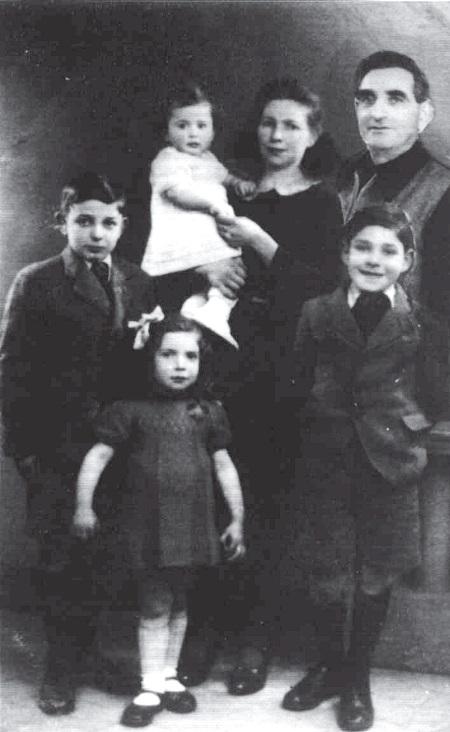 Famille Herscovici. Claudine, 1 an, et Georgette, 4 ans, ont été déportées avec leur mère Rose après la rafle des Juifs roumains du 24 septembre 1942. Parties de Drancy le 25 septembre par le convoi n° 37, elles ont été gazées 48 heures plus tard à Auschwitz. Photo : Mémorial des enfants juifs déportés de France, Additif n° 9, Serge Klarsfeld, 2009.