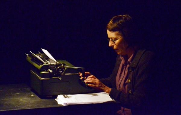 Frederika Smetana dans le rôle de Françoise Frenkel. Crédit : Golem Théâtre. 