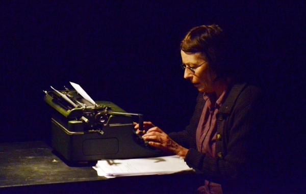 Frederika Smetana dans le rôle de Françoise Frenkel. Crédit : Golem Théâtre.