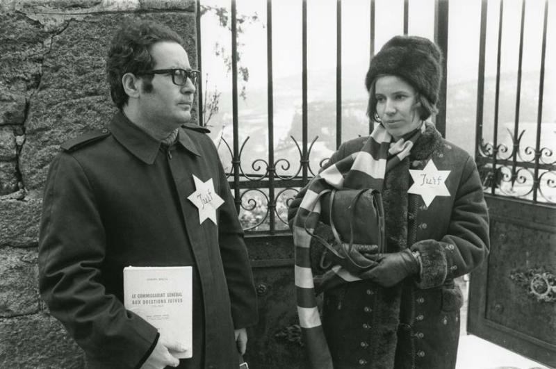 Beate et Serge Klarsfeld viennent perturber les obsèques de Xavier Vallat, ancien commissaire général aux questions juives et figure de l’extrême-droite antisémite, à Pailharès, le&nbsp;8 janvier 1972. Photo Elie Kagan, Coll. Klarsfeld / BDIC 