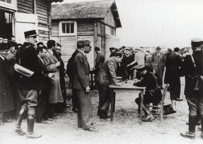 L’enregistrement des internés au camp de Pithiviers. Photo : Mémorial de la Shoah 