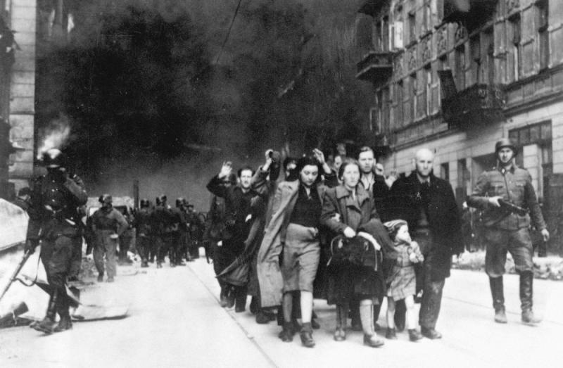 Répression du soulèvement du ghetto de Varsovie par la Waffen SS.&nbsp;Photo : Rapport Stroop, mai 1943 