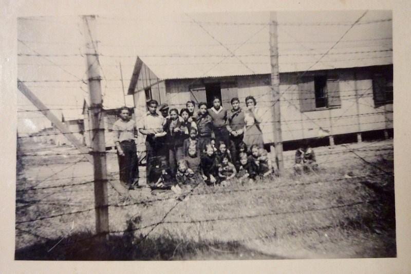 Détenus au camp de Montreuil-Bellay, Maine-et-Loire, 3 septembre 1943.&nbsp;Photo : Denise Doly, membre de l’ordre des Franciscaines missionnaires de Marie. Collection Jacques Sigot / Soeurs franciscaines missionnaires de Marie. 