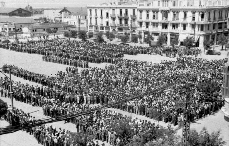 Rassemblement des Juifs de Salonique (juillet 1942), Archives fédérales allemandes. 54 000 Sépharades de Salonique furent déportés vers les camps d'extermination nazis. Près de 98% de la population juive de cette ville connut la mort durant la guerre.