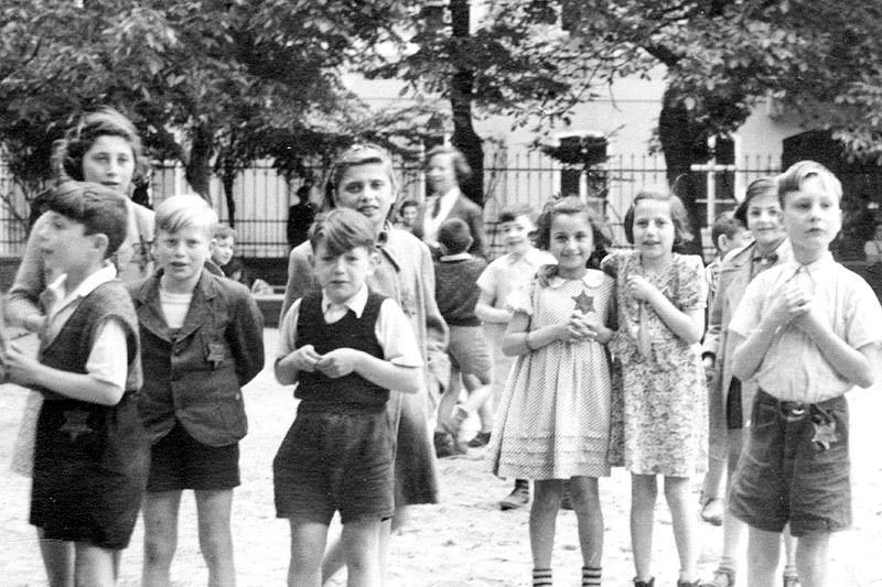 Des enfants portant l’étoile jaune, dans le ghetto de Theresienstadt, Tchécoslovaquie, 1944.&nbsp;Photo : CICR / M. Rossel 