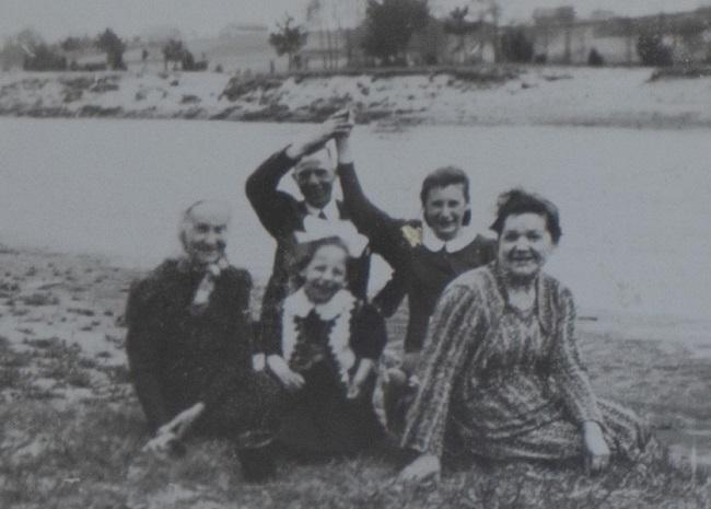 Joanna, enfant au centre, avec des membres de la famille Jaskowski qui l'ont hébergée, et à droite, Ola Lukasik qui l'a sortie du ghetto de Varsovie, avec l'aide de son mari Josef. ©Filip Flatau&nbsp; 