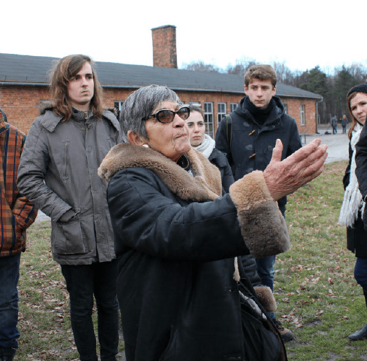 Ginette Kolinka accompagne des groupes d'élèves à Auschwitz-Birkenau