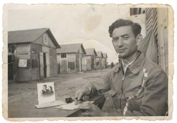 Zalma Wojakowski écrivant une lettre devant la photo de sa femme et de ses enfants, camp de Beaune-la-Rolande (Loiret). France, 20/05/1942 © Mémorial de la Shoah/coll. Régine Betts.