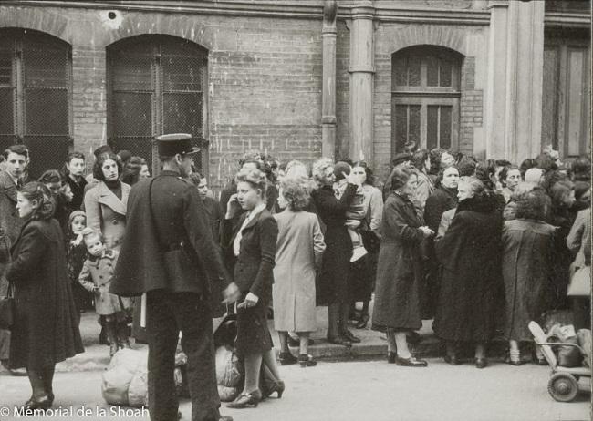 Familles devant le gymnase Japy pendant la rafle des Juifs e´trangers, dite « rafle du billet vert ». Paris, le 14 mai 1941.&nbsp;© Me´morial de la Shoah / Photo Harry Croner. 