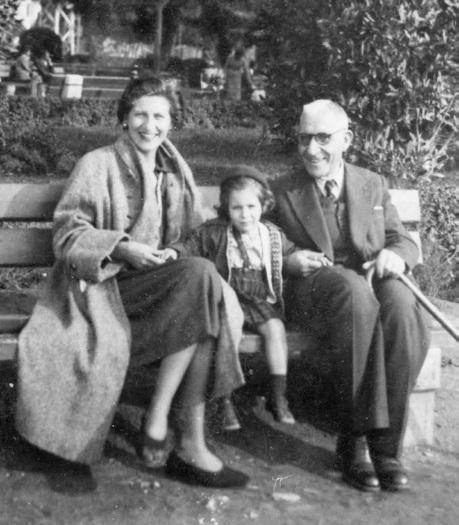 Joseph Nehama, avec sa fille&nbsp;Nora Saporta et sa petite-fille Elena. Photo :&nbsp;Me´morial de la Shoah. 
