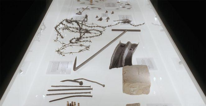 La vitrine du nouveau musée-mémorial de Sobibor avec les objets retrouvés pendant les fouilles. Photo :&nbsp;Dublin Films. 