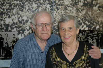Hilda Shlick (née Glasberg) était persuadée que toute sa famille avait péri dans la Shoah. 65 ans plus tard, ses petits-enfants consultent une Feuille de témoignage sur le site de Yad Vashem et découvrent qu’une partie de sa famille avait survécu et vivait au Canada. En 2008, grâce à Yad Vashem, Hilda rencontre son frère Simon pour la première fois depuis la guerre. © Yad Vashem 