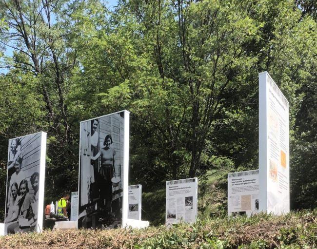 L'autre face des panneaux d'exposition, vus de la route,&nbsp;avec les photos des déportés&nbsp;© Photo&nbsp;Association Pour le Souvenir du Camp de Rieucros 