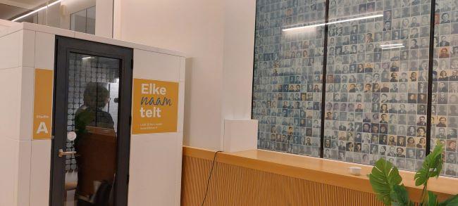 Dans le studio d'enregistrement. En face, le mur des noms.© Photo FMS, GT. 