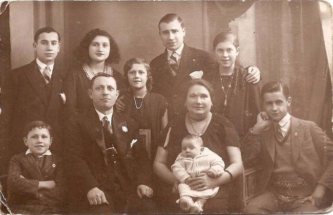 Photo de la famille Boguslawski, prise à Paris, vers 1930 ou 1931. Joseph est en bas à gauche © Archives familiales de la réalisatrice