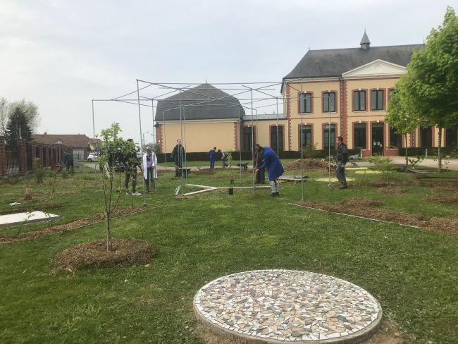 Le jardin et la sculpture en cours d'installation par l'équipe de l'IME.&nbsp; 