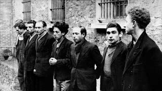 Le groupe Manouchian photographié dans la cour de la prison de Fresnes par la propagande allemande (février 1943) 
