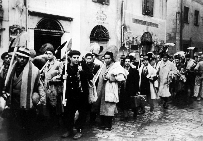 Travailleurs juifs réquisitionnés à Tunis, décembre 1942. Crédit : Mémorial de la Shoah