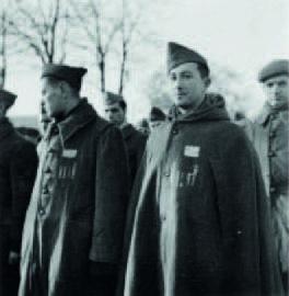 Prisonniers de guerre portant l'inscription "JUD" sur leur uniforme. 