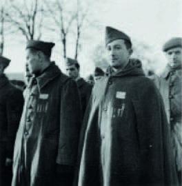 Prisonniers de guerre portant l'inscription "JUD" sur leur uniforme.