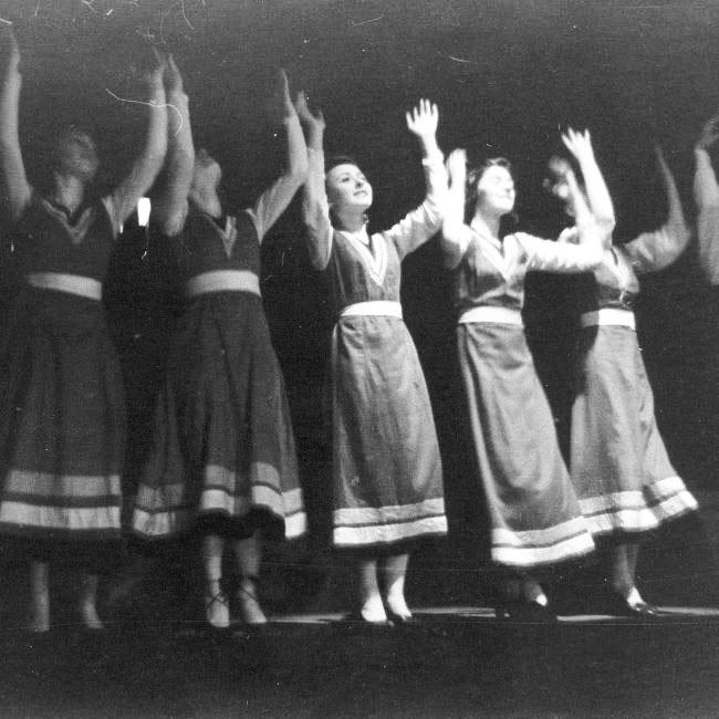 Ghetto de Varsovie, danseuses sur scène, mai 1941 - Film de la Propaganda Kompanie 689 © Bundesarchiv Koblenz, Image 101l-134-0771A-30 / photographe : SS Ludwig Knobloch