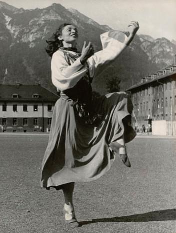 Paula Padani en 1948 au camp de personnes déplacées de Landsberg (Bavière). Danseuse moderne formée à Dresde, exilée en Palestine britannique, elle participe aux tournées artistiques organisées par le Joint Distribution Committee dans les camps de personnes déplacées © Collection privée, Paris (avec l’aimable autorisation de G. de Gail) 
