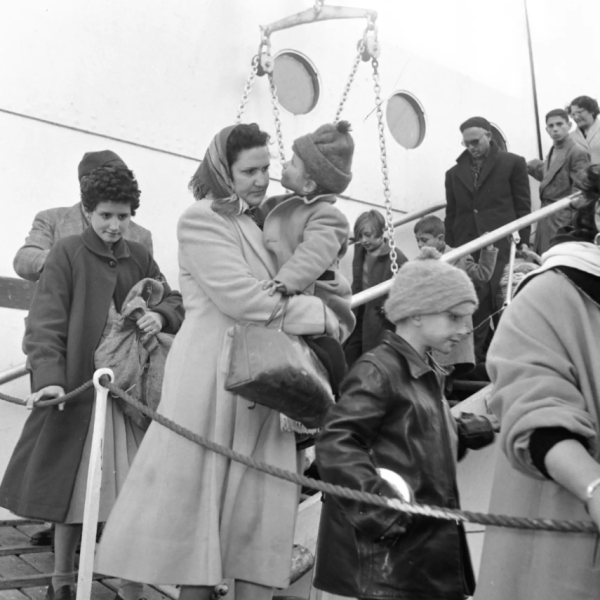 Réfugiés juifs égyptiens arrivant en Grèce en 1957 avant leur immigration en Israël. Photo : American Jewish Joint Distribution Committee.