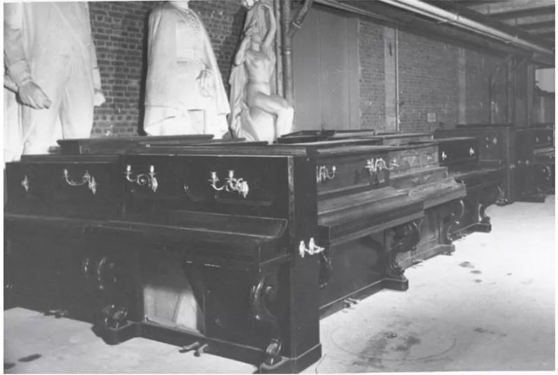 Les pianos spoliés entreposés dans les sous-sols du Palais de Tokyo - photo tirée du livre Commando Musik de Willem de Vries © Koblenz Bundesarchiv 