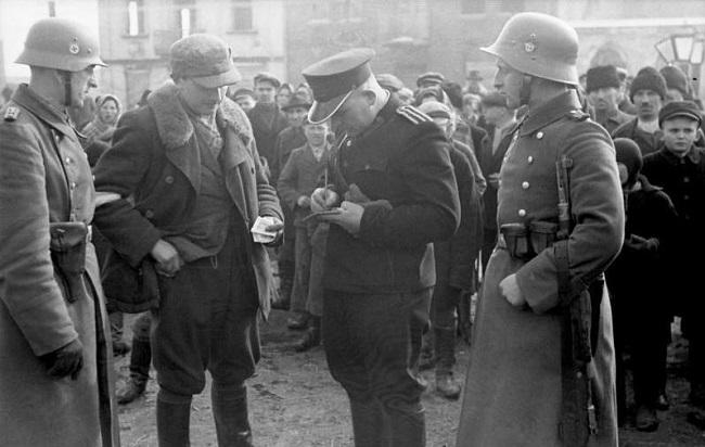 Contrôle de police en Pologne, Cracovie, en 1941 - Archives fédérales d'Allemagne  