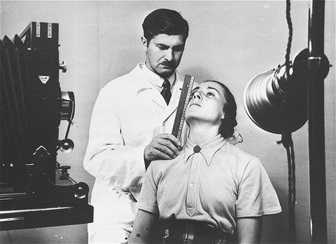 Les traits du visage d'une jeune femme allemande sont mesurés lors d'un examen racial, Berlin, entre 1933 et 1939 - Photo : U.S. Holocaust Memorial Museum