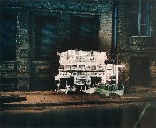 Shimon Attie, Steinstrasse 21, Jewish-owned Pigeon shop (1931), de la série Berlin, the writing on the wall 1991, photographie couleur, 68 x 83 cm. Coll. départementale d'art contemporain de Seine-Saint-Denis © ADAGP Paris
