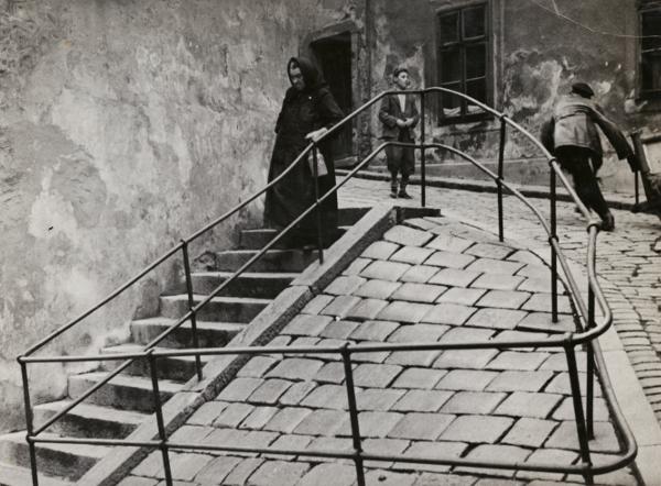 Dans le quartier juif, Bratislava, vers 1935-1938 © Mara Vishniac Kohn, courtesy International Center of Photography 