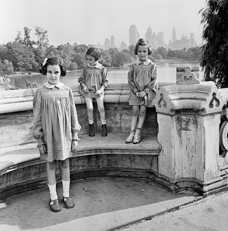 Marion, Renate et Karen Gumprecht, trois sœurs prises en charge par le National Refugee Service et la Hebrew Immigrant Aid Society, peu après leur arrivée aux États-Unis&nbsp;Central Park, New York, 1941&nbsp;© Mara Vishniac Kohn, courtesy International Center of Photography&nbsp; 