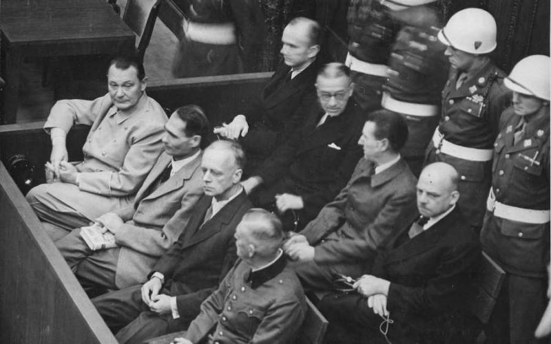 Procès de Nuremberg. Les accusés dans leur box, circa 1945-1946. Au premier rang, de gauche à droite : Hermann Göring, Rudolf Heß, Joachim von Ribbentrop, Wilhelm Keitel. Au deuxième rang, de gauche à droite : Karl Dönitz, Erich Raeder, Baldur von Schirach, Fritz Sauckel - Photo : U.S. Army