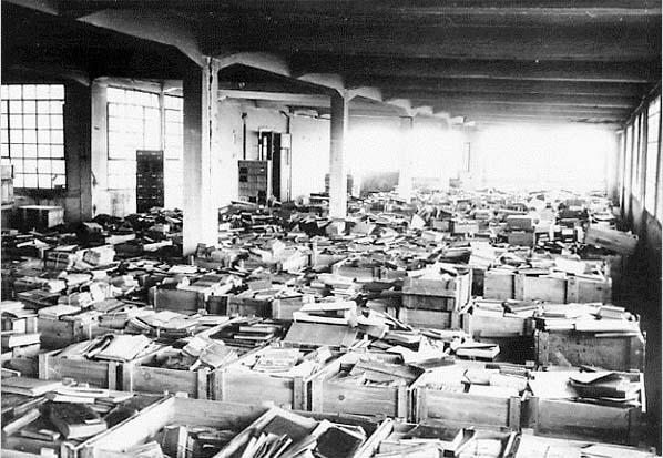 Livres spoliés entreposés au dépôt d'Offenbach - Photo : USHMM, Washington