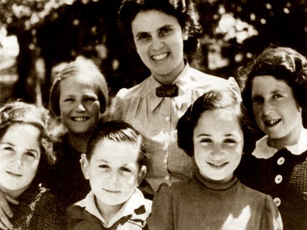 Andrée Salomon entourée d’enfants juifs allemands à la maison de Bourbach-le-Haut (Haut-Rhin), 1940 - Photo : collection particulière