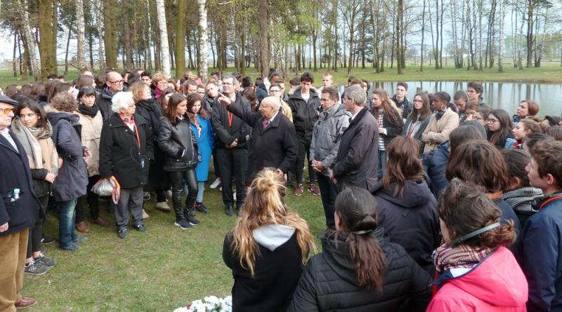 Raphaël Esrail, président de l'Union des déportés d'Auschwitz, entouré de la délégation d'élèves, de professeurs et de responsables éducatifs à Birkenau - Photo : Dominique Trimbur / FMS