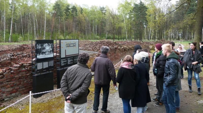 Alexandre Bande et ses élèves de classes préparatoires du lycée Janson-de-Sailly devant les ruines du Krematorium V à Birkenau - Photo : Dominique Trimbur / FMS