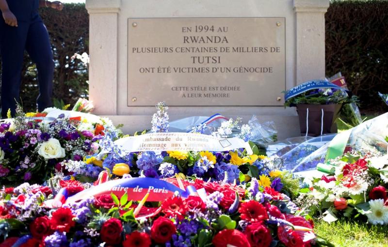 La stèle inaugurée le 31 octobre 2014 au cimetière du Père Lachaise.