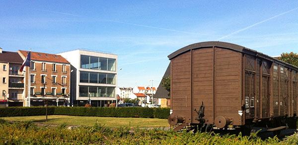 Vue du Mémorial de la Shoah de Drancy depuis le wagon souvenir - Photo : Pierre Marquis