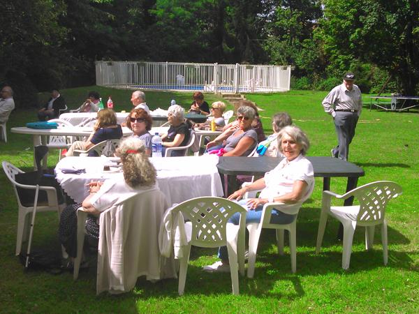 Été 2015 - Dans le jardin de la Maison d’Enfants de Rueil Malmaison - Photo : Service Passerelles 