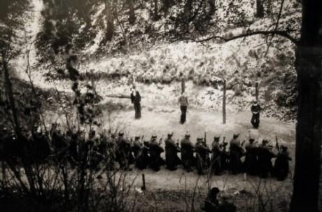 Quatre résistants de l'Affiche rouge face au peloton d'exécution au Mont-Valérien, le 21 février 1944. De gauche à droite : Celestino Alfonso, Wolf Josef Boczor, Marcel Rajman et Emeric Glasz -&nbsp;Photo prise clandestinement par le sous-officier allemand Clemens Rüther,&nbsp;identifiée par Serge Klarsfeld. 