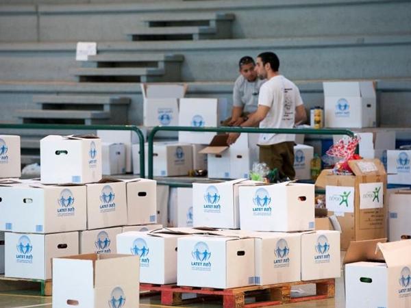 Préparation des colis alimentaires - Photo : Latet
