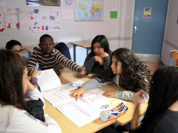 Les élèves travaillent par groupes sur la préparation d'une exposition sur l'histoire des religions et la laïcité - Photo :&nbsp;Ariane Bodin 