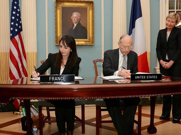 Cérémonie de signature à Washington – Patrizianna Sparacino-Thiellay, ambassadrice française pour les droits de l’Homme et Stuart Eizenstat, conseiller spécial du Secrétaire d’Etat américain - Photo : Ministère des Affaires étrangères et du Développement international