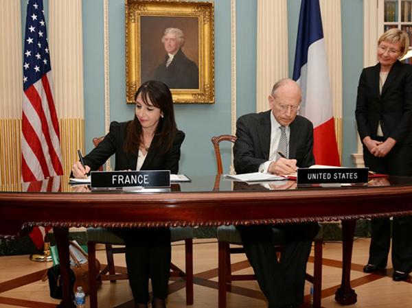 Cérémonie de signature à Washington – Patrizianna Sparacino-Thiellay, ambassadrice française pour les droits de l’Homme et Stuart Eizenstat, conseiller spécial du Secrétaire d’Etat américain - Photo : Ministère des Affaires étrangères et du Développement international 