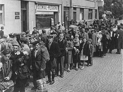 Réfugiés juifs fuyant l’Europe orientale après-guerre faisant la queue à un centre d’accueil. Nachod, Tchécoslovaquie, 1946. American Jewish Joint Distribution Committee