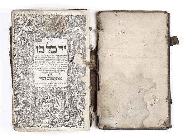 Genizah de Dambach-la-Ville, Livre de prières « tout en main », 1727 Strasbourg, Musée Alsacien - Photo : M. Bertola 