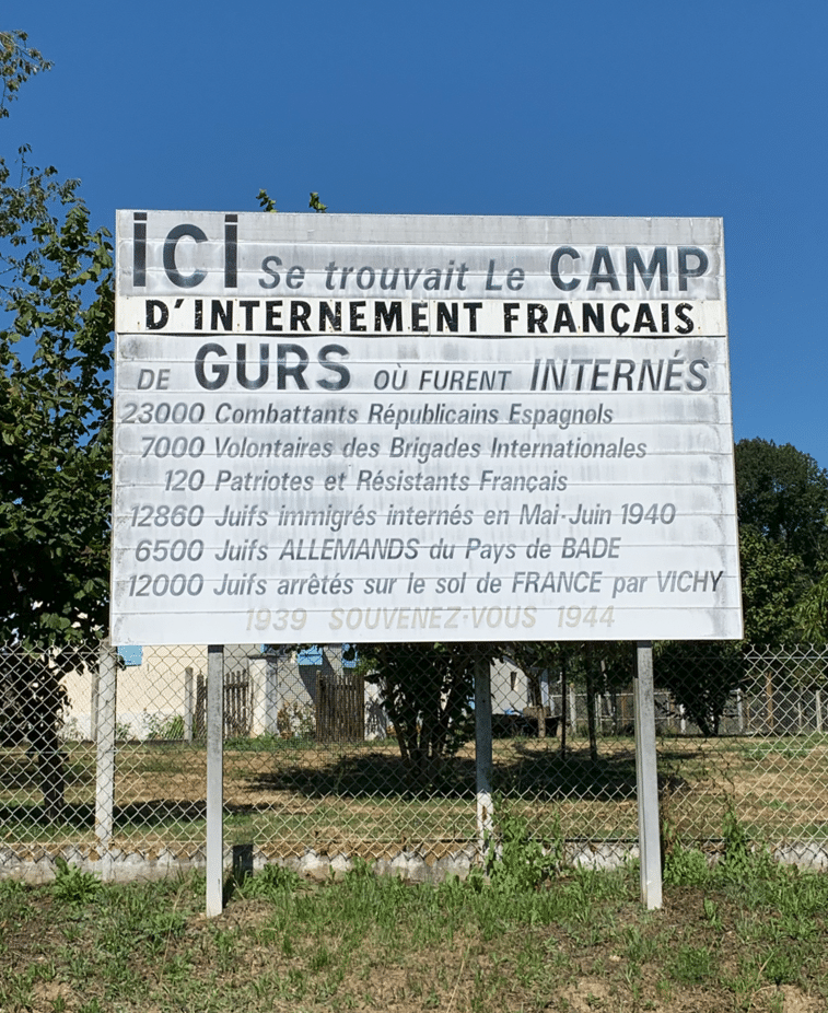 Pancarte "Ici se trouvait le camp de Gurs"
