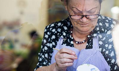 En Israël, des ateliers d'artisanat pour aider les survivants à bien vieillir